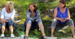 trine-grete-trine-i-hagen En liten rast i hagen før avreise